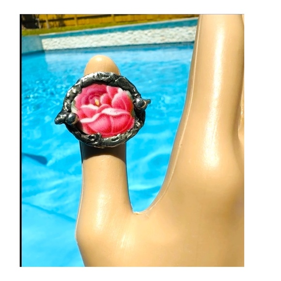 Broken China Artisan Ring made from English Bone China & Silver Blend Metalwork - Picture 16 of 17